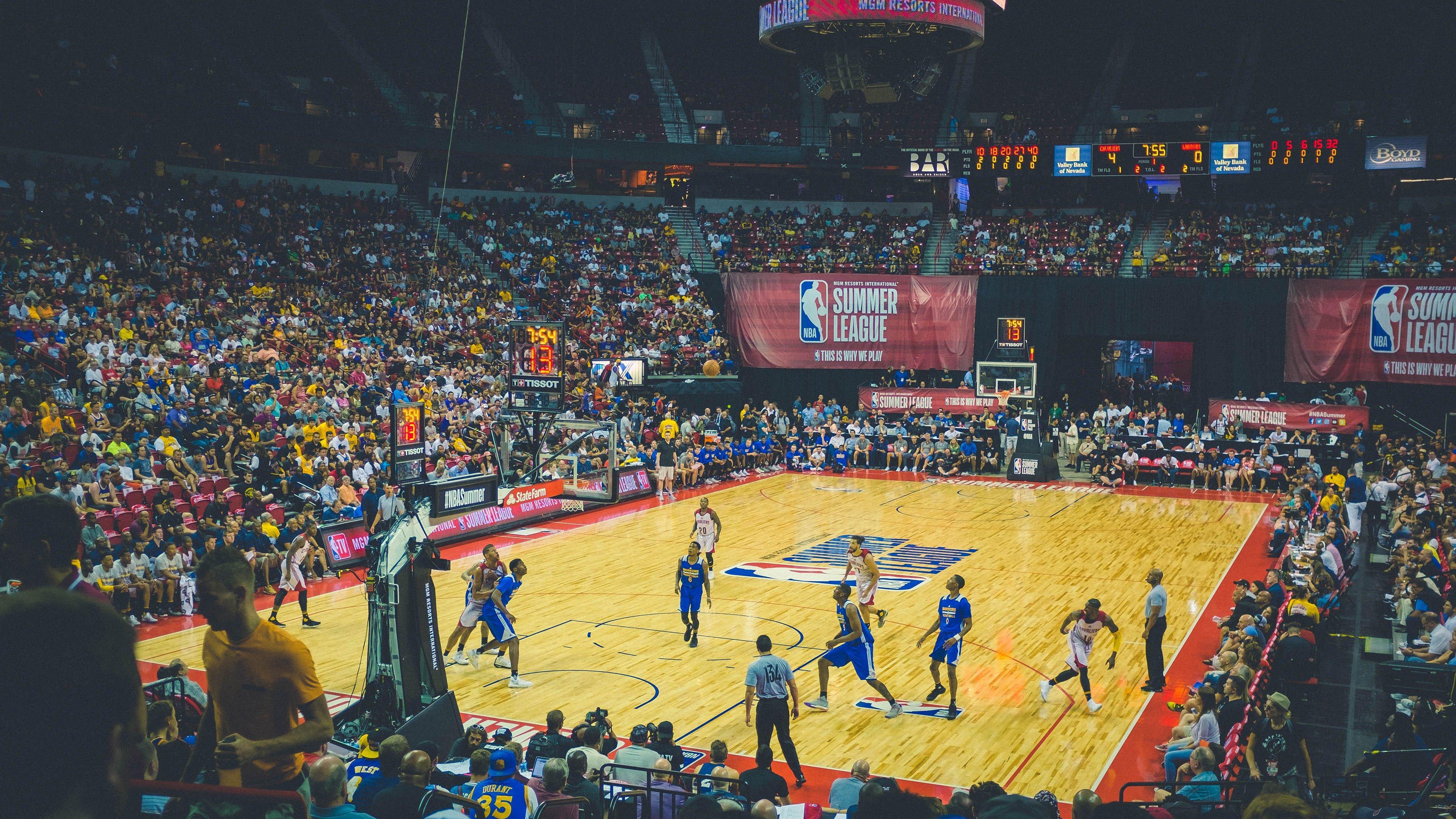 信仰超越阵营，EDG铁粉潜入WE观众席，只为致敬传奇厂长